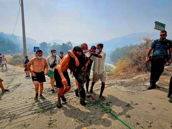 Residents of Competa helping firefighters
