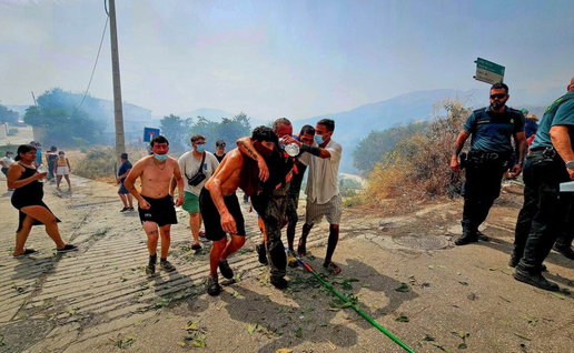 Residents of Competa helping firefighters