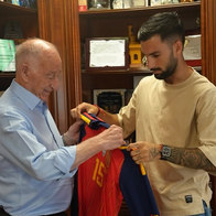 Alex Baena hands over a signed Spain shirt to Roquetas de Mar Mayor.