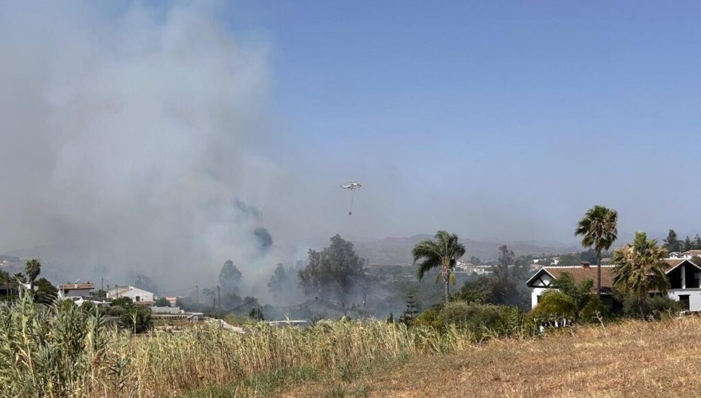Wildfire sparks major panic in Alhaurin el Grande as second helicopter deployed near stables and motorhomes