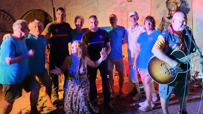 Firefighters from Turre pose with several attendees at the Music Marathon in Delfos del Faz.