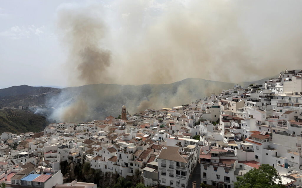 Axarquia wildfire cause emergency response across Archez, Competa and Canillas de Albaida