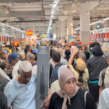 Lidl fills up with shoppers trying to get their hands on fans and air-con units in France.