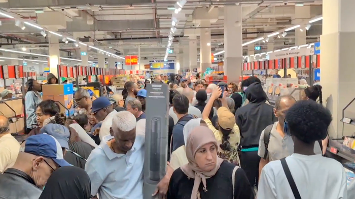 Lidl fills up with shoppers trying to get their hands on fans and air-con units in France.