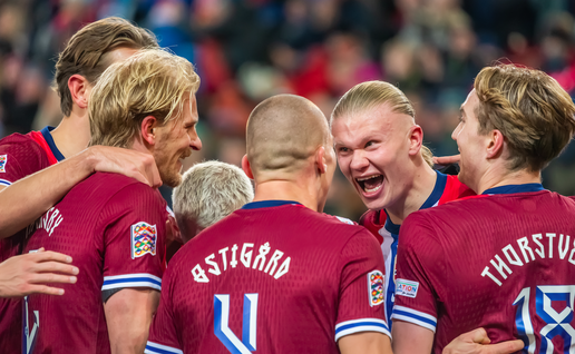 Norwegian player Erlin Haaland hugging his team mates