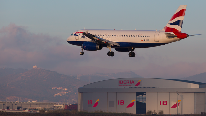 Airbus A320 of British Airways landing at El Prat, Barcelona