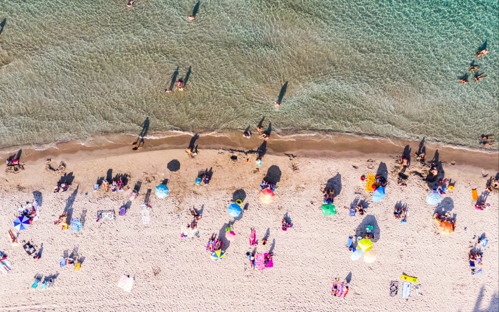 Beach panic in La Manga as mysterious package sparks major police response