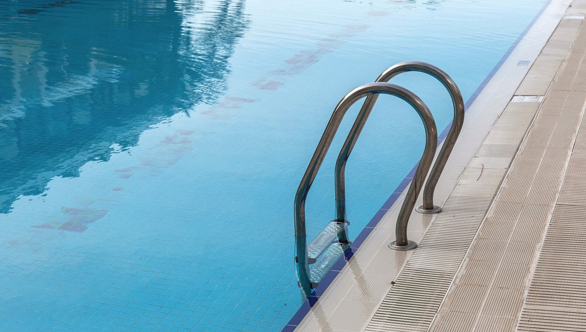 Sesenta turistas atendidos tras fuga de gases tóxicos en piscina de Benahavís