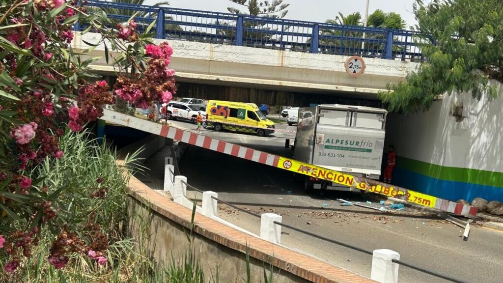 Van stuck in underpass in torrenueva