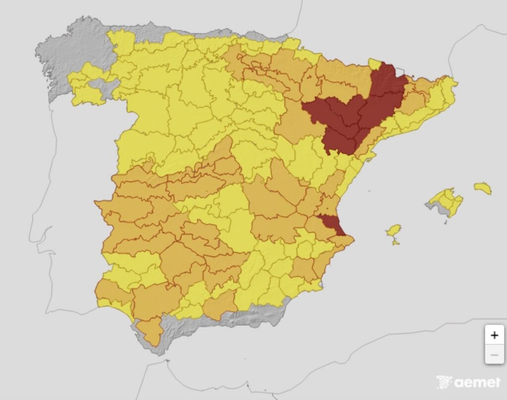 Map of Red alerts for Catalonia and parts of Aragon, orange for Andalucia and Extremadura.