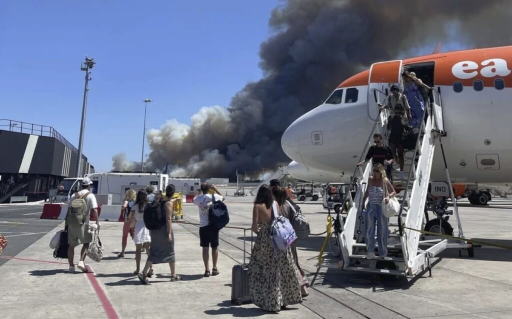 Bordeaux blaze blinds airport with forest fire flames and smoke – Flight chaos and two firefighters dead