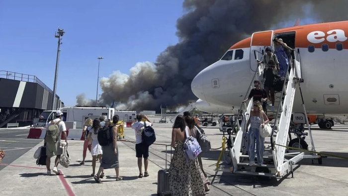 Easyjet flight alighting in Bordeaux today.