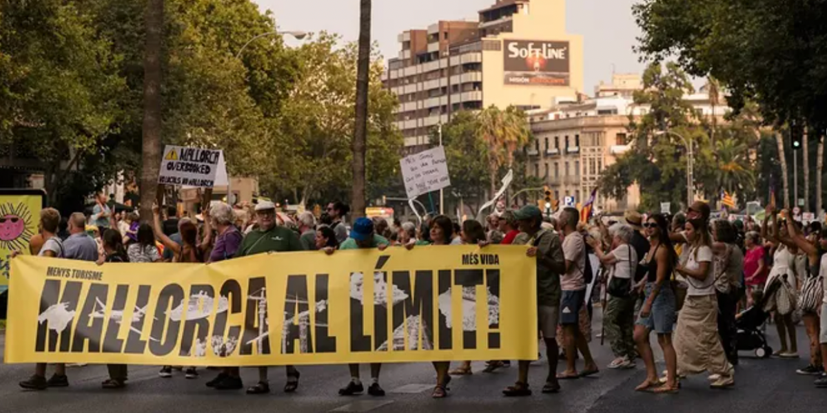 euroweeklynews.com - Lottie Verrier - Anti-tourism protesters in Palma