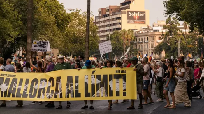 Thousands fill Palma streets in call for change