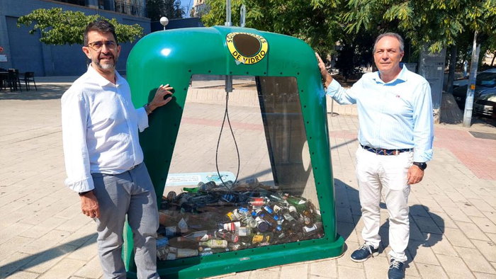 Alicante installs first transparent glass recycling container in the Valencian Community.