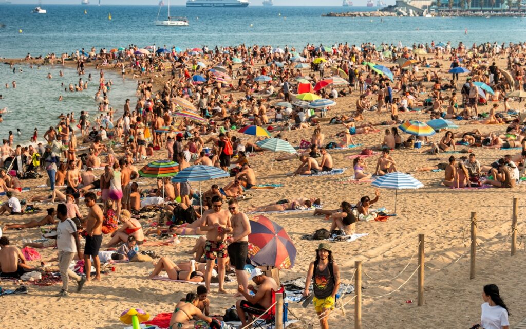Spanish towns impose fines of up to €3,000 for reserving beach spots – and Almuñecar has had enough