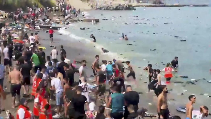 Floods of Moroccan residents invate Ceuta.