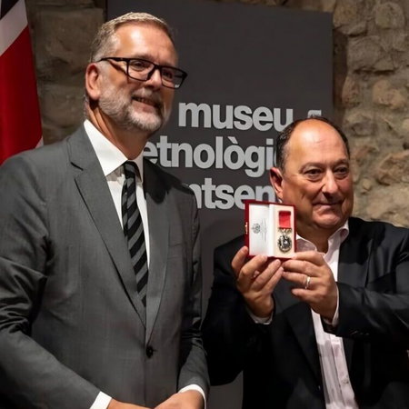 Consul General Lloyd Milen and mayor Pere Garriga Sola.