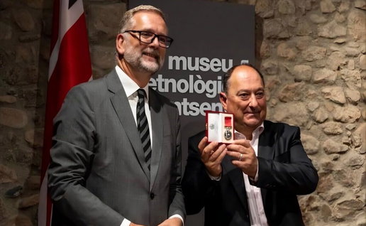 Consul General Lloyd Milen and mayor Pere Garriga Sola.
