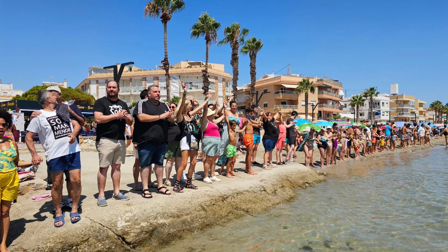 Miles se dan la mano en una enorme cadena humana para salvar el Mar Menor