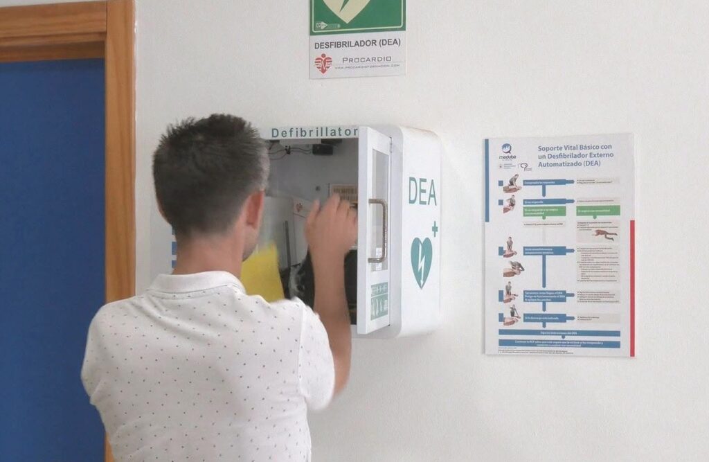 Manilva checks life-saving defibrillators as residents encouraged to learn where to find a life-saving AED is