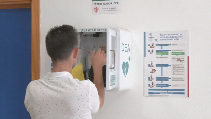 Revising the defibrillators in Manilva.