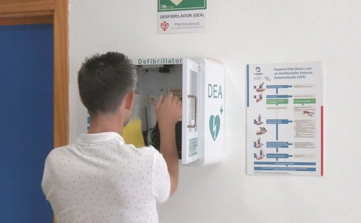 Revising the defibrillators in Manilva.