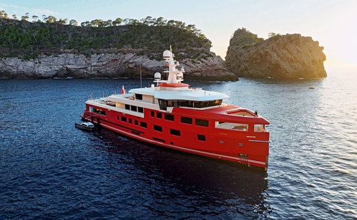 Red superyacht Akula turns heads in La Herradura.