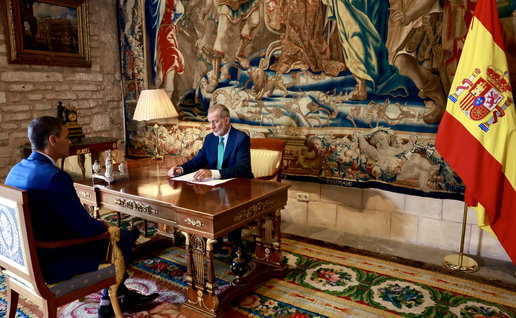 The king of Spain Felipe VI with Prime minister Pedro Sánchez during a meeting