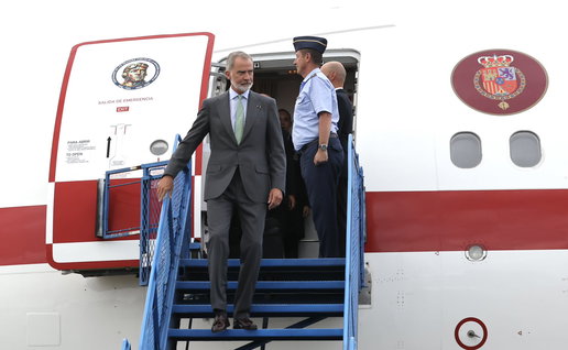 King Felipe VI of Spain existing an aircraft of the Royal Spanish Airforce
