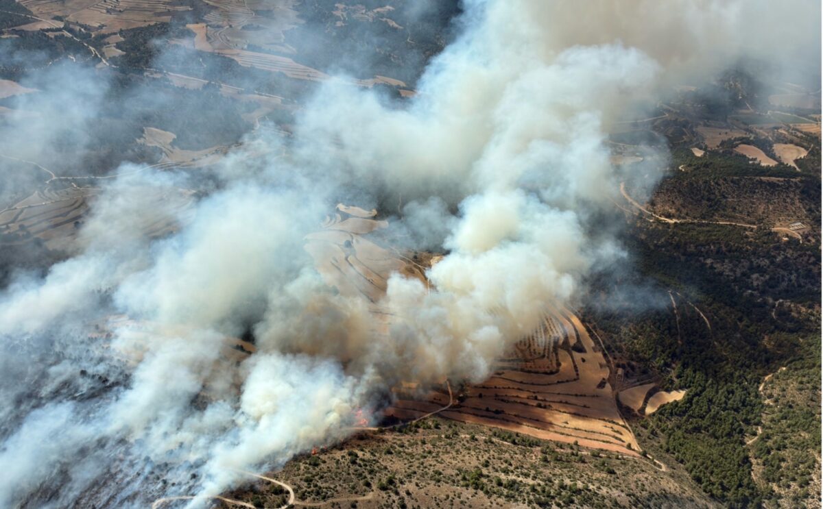 Feuerwehrleute aus Murcia bekämpfen einen massiven Waldbrand in Moratalla ...