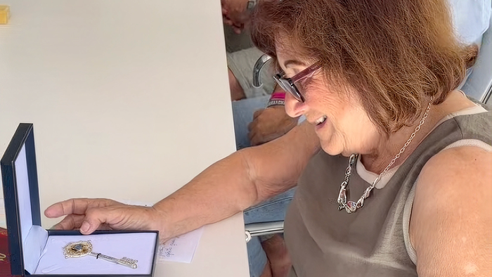 Beatriz Gómez Bonillo, receiving the key to the town at the council offices.