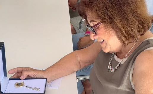 Beatriz Gómez Bonillo, receiving the key to the town at the council offices.