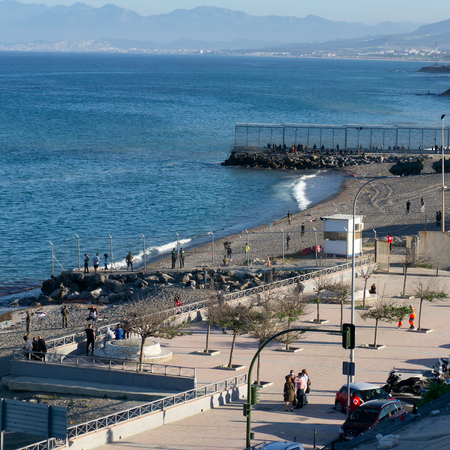 Massive entry of moroccan immigrants on the Ceuta border, with military presence.