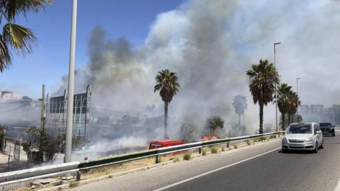 Estepona A-7 wildfire spreading.