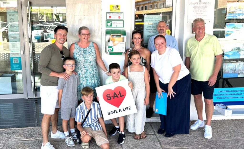 Milestone reached: Save a Life and the 20th public defibrillator in Mijas area – in La Cala