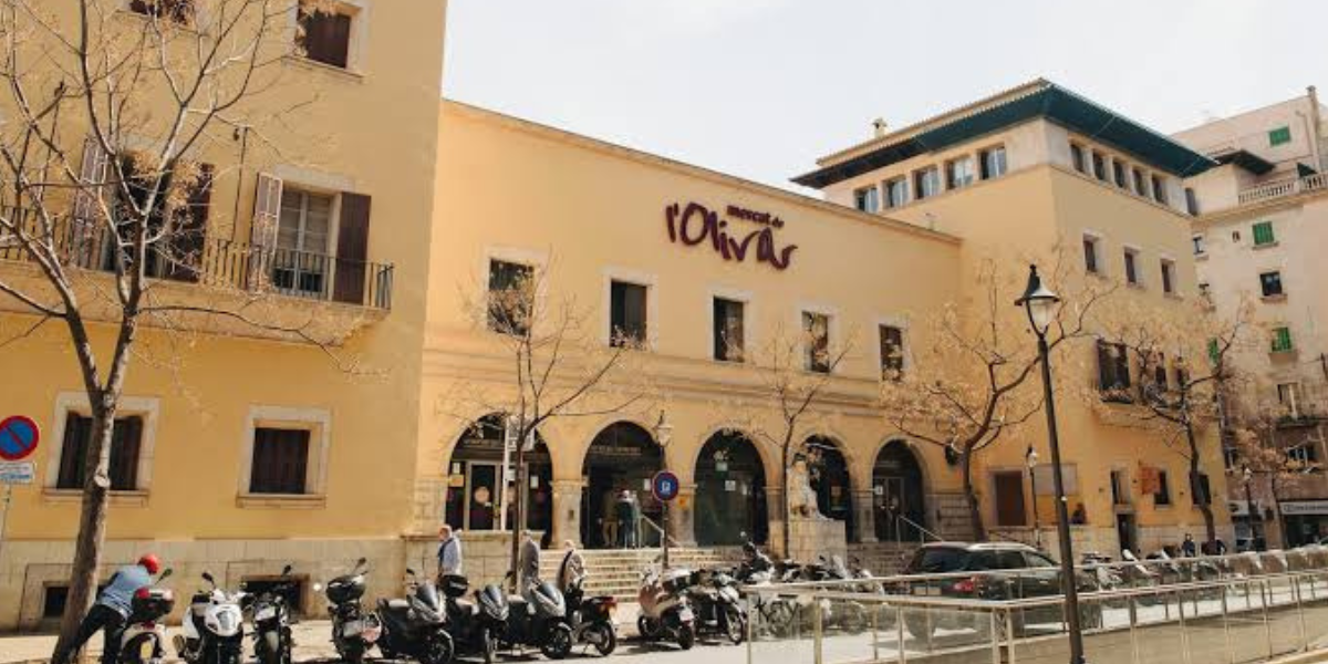 Adrien Brody turns heads in Mallorca market