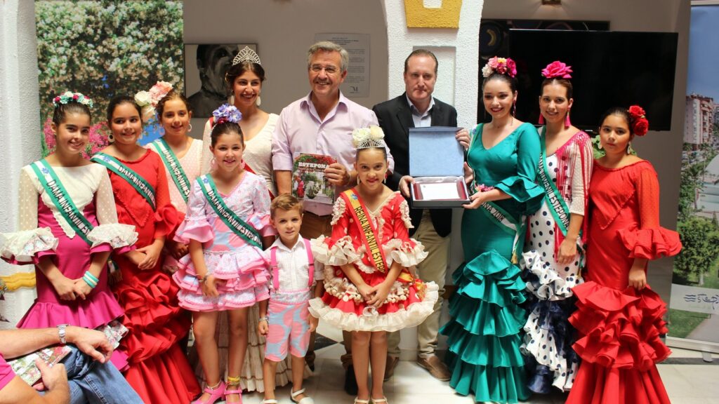Estepona hands out free carnations to holidaymakers and adds yoga on Tourist Day this Friday