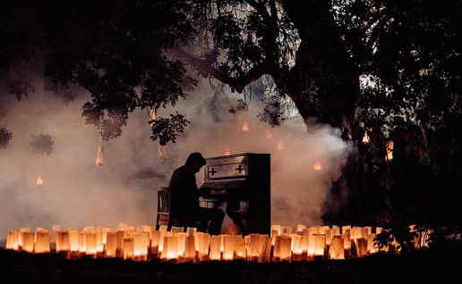 Pianist and composer David Gómez will perform his acclaimed 1 Piano & 200 Candles experience at Finca Ca’s Pianista