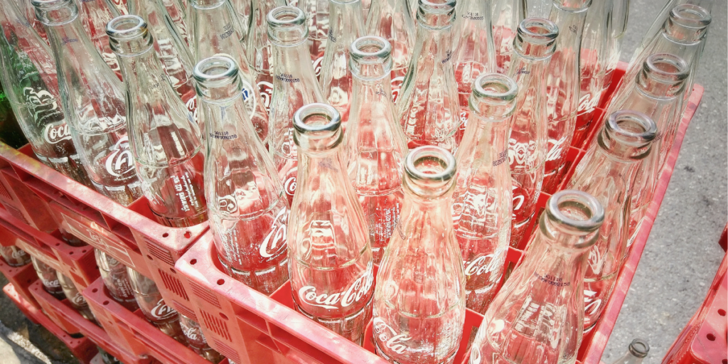 Hundreds of glass bottles smash across busy Calpe roundabout after falling from lorry