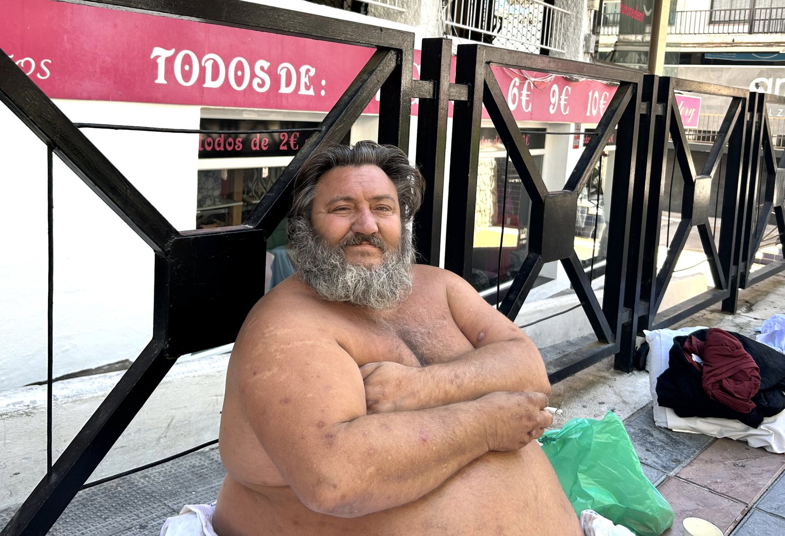 Nackter Obdachloser wieder auf den Straßen von Fuengirola ...