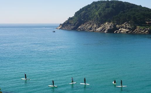 Police officer swims to rescue six young paddleboarders swept out to sea in Dénia