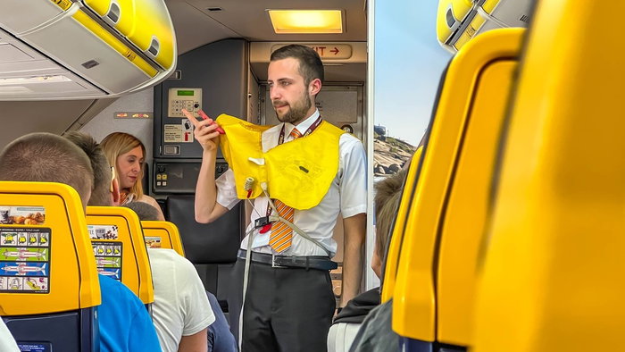 ryanair cabin crew