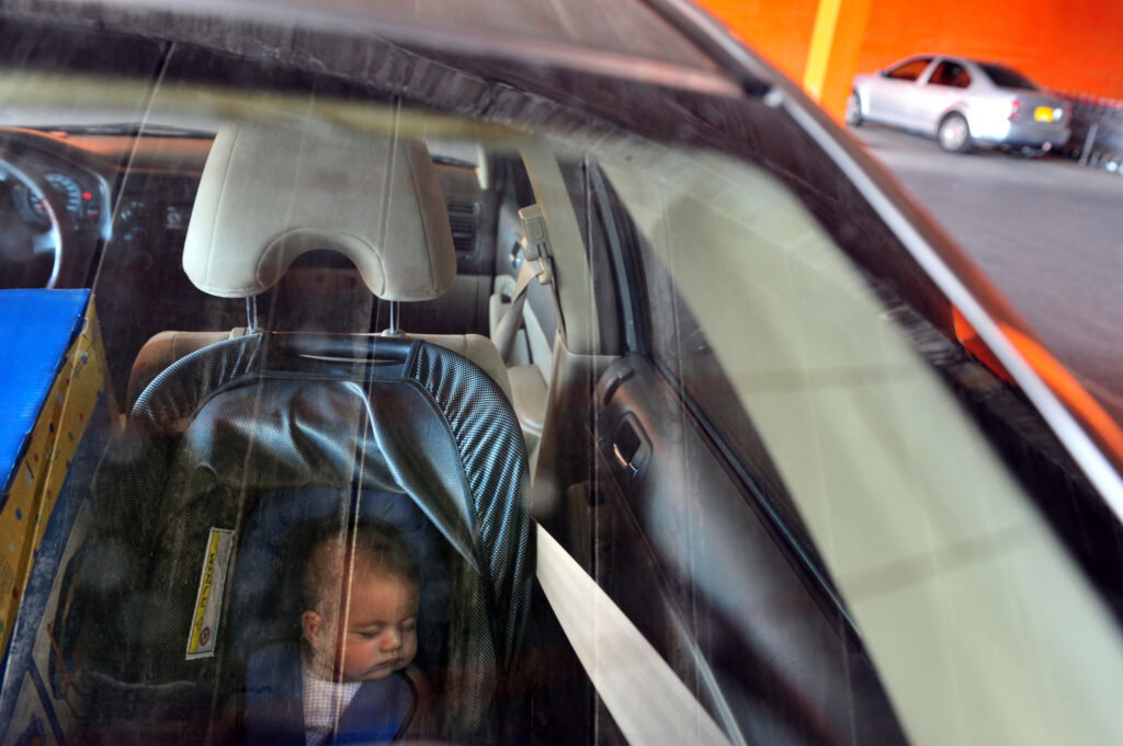 Parents leave baby in 40ºC car while they go shopping in Sevilla