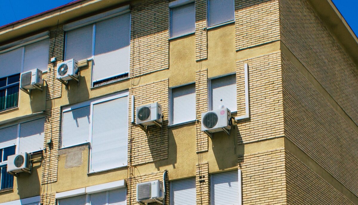 Facturas eléctricas en España a punto de superar los 100 € en agosto por primera vez en cuatro años. Pasos sencillos de FACUA para combatirlo