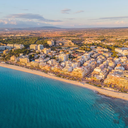 Retired man considering returning to work under Spain’s new flexible retirement rules