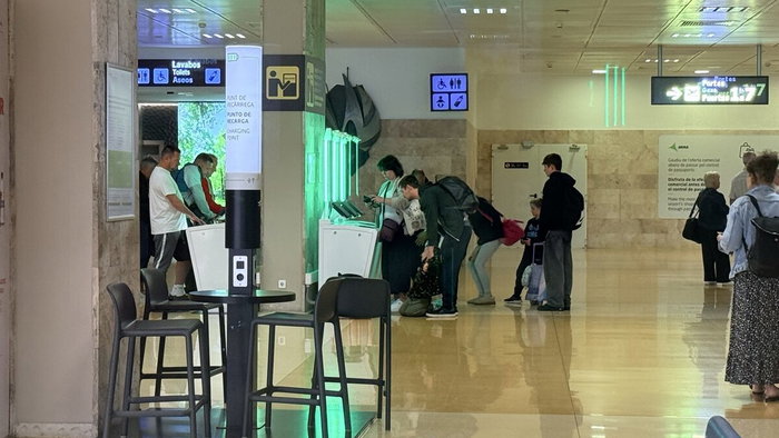 Using the EES machines at Girona Airport.