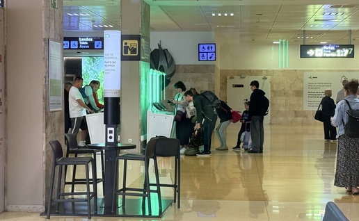 Using the EES machines at Girona Airport.