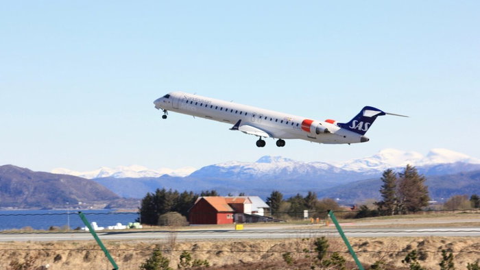 SAS flight forced to go around as other plane in the way.