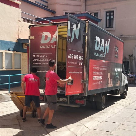 Removals van and men in Malaga
